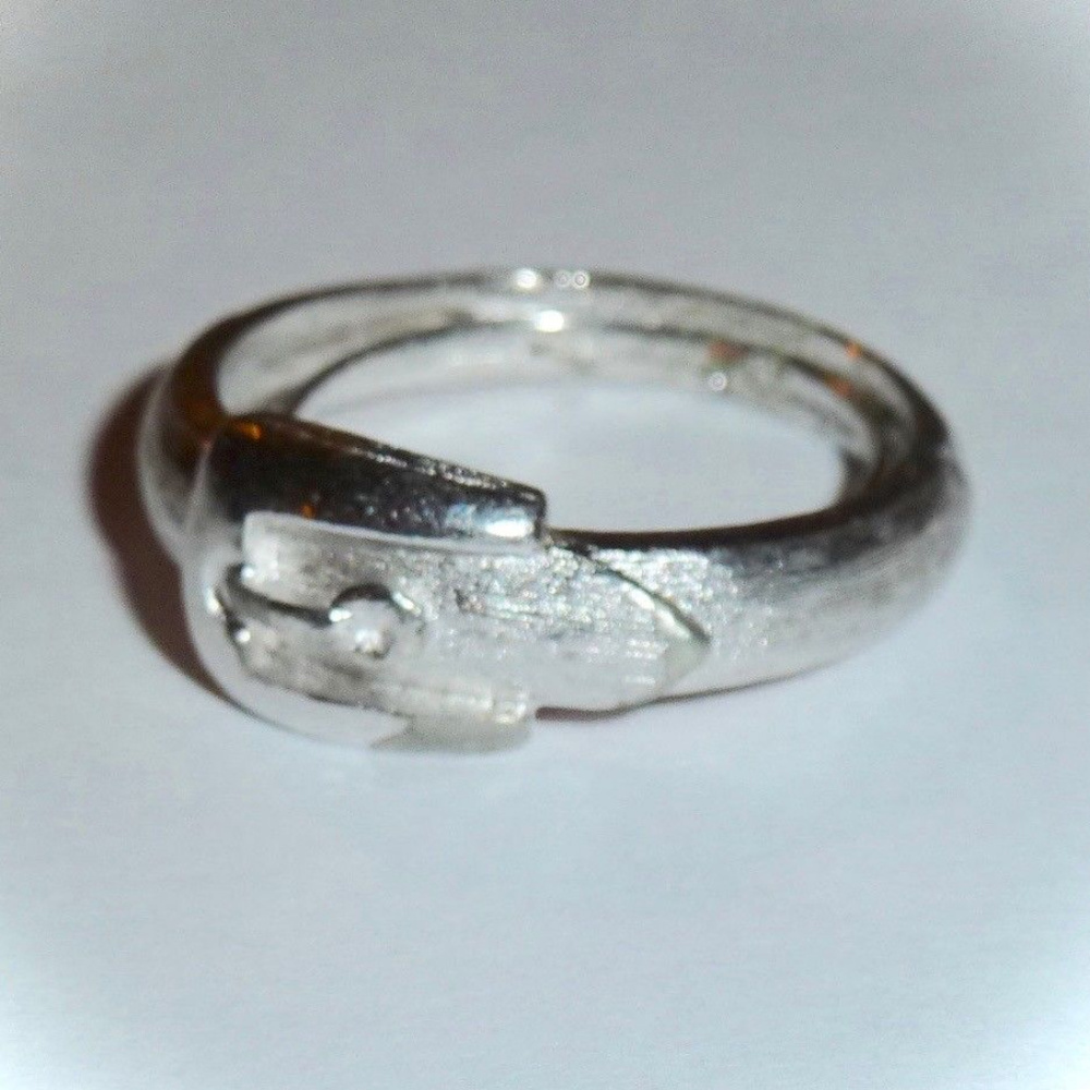 Avon Tailored Buckle Ring Size 5